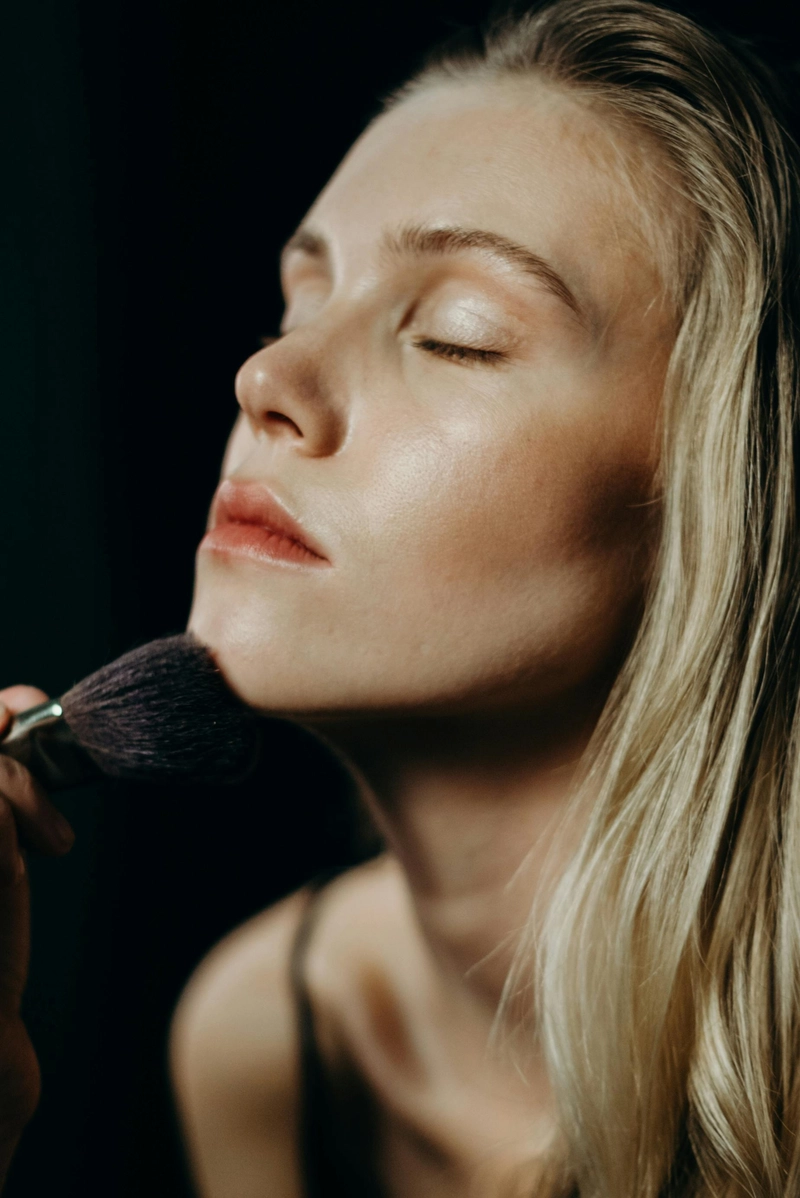 Un maquillage de jour sur une femme
