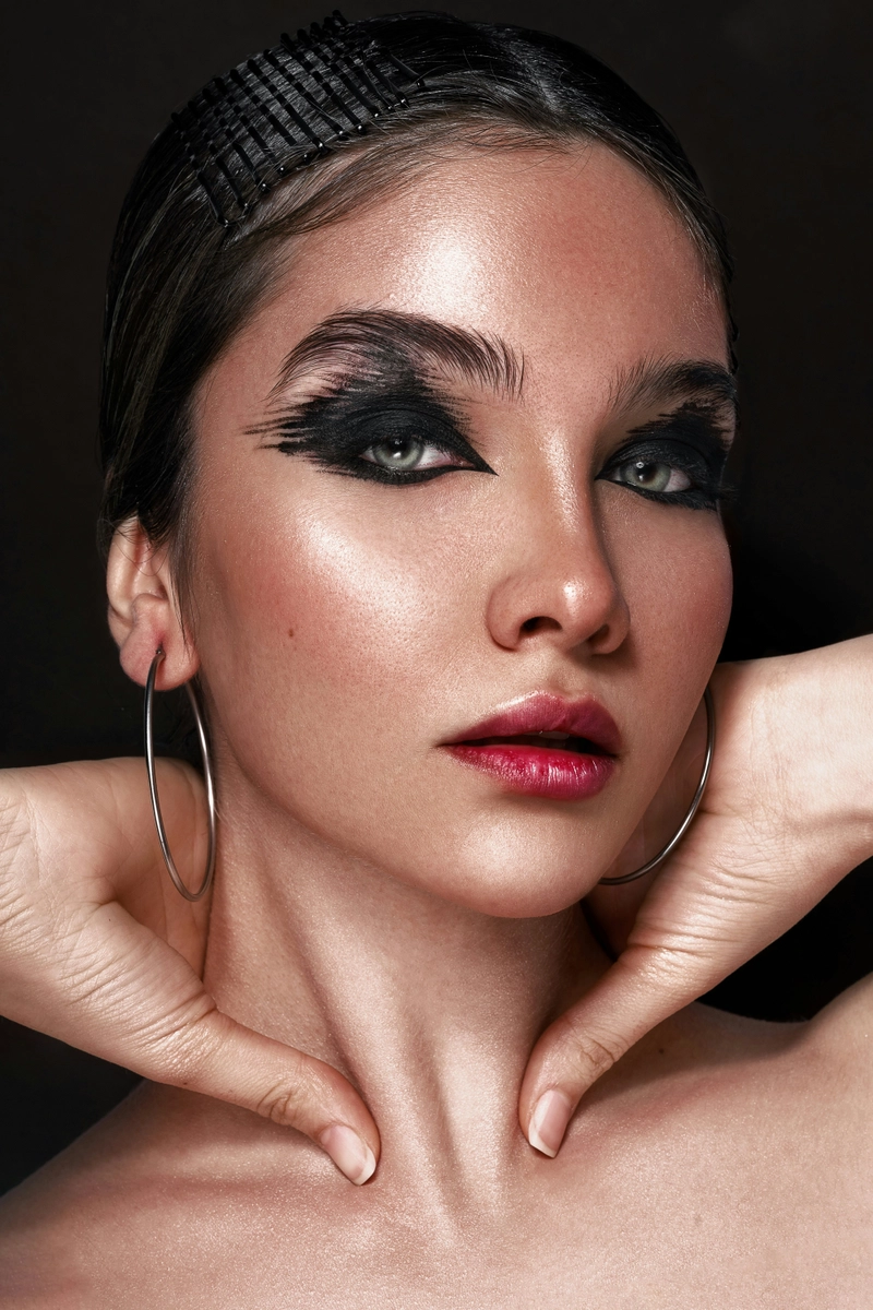 Une femme maquillée pour un shooting